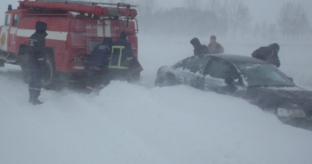 В Киеве из сугробов доставали троллейбус и восемь автомобилей