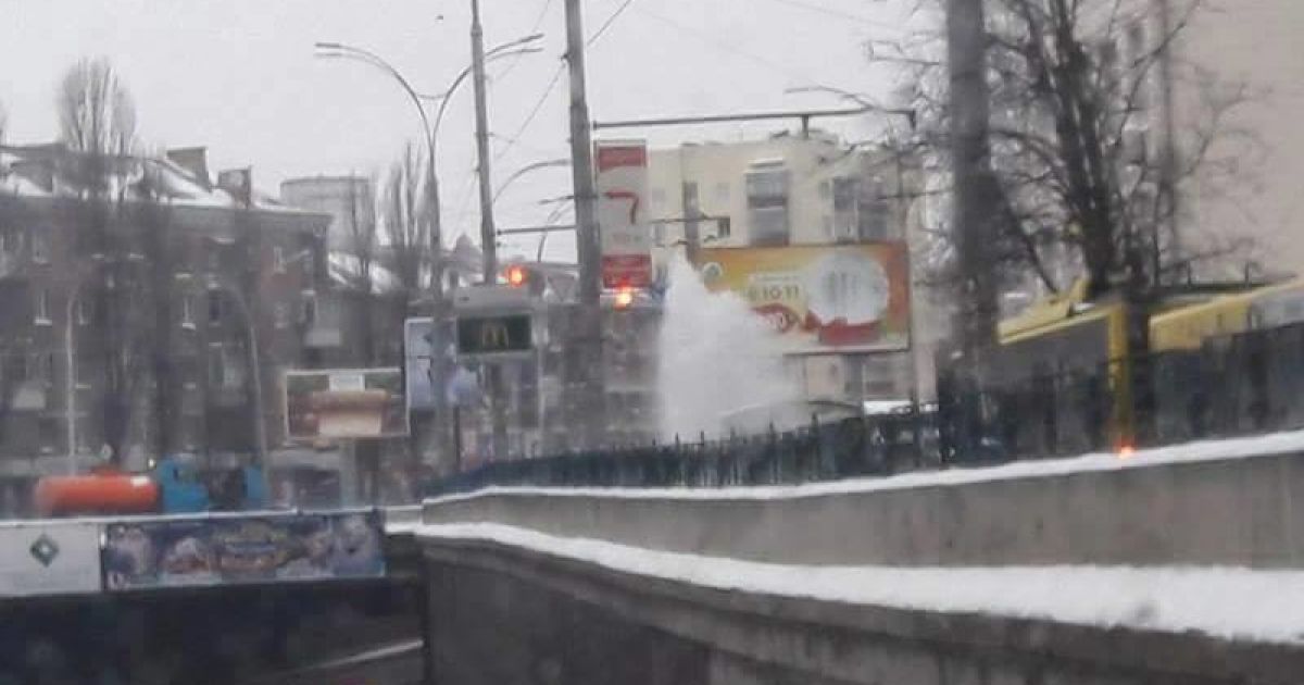На Севастопольской площади бил фонтан воды на дороге