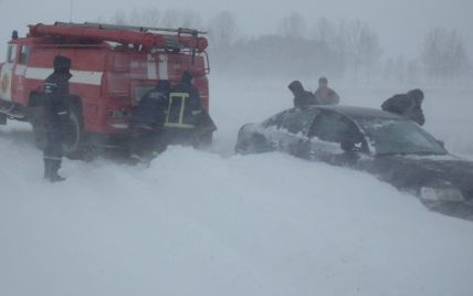 У Києві із снігових заметів діставали тролейбус та вісім автомобілів