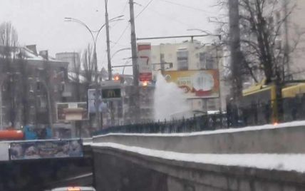 У Києві посеред дороги "вирвався" величезний фонтан води