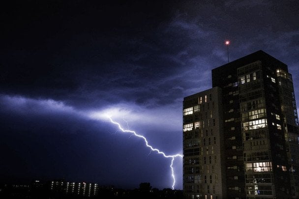 Чи справді потрібно вимикати електроприлади з розеток під час грози