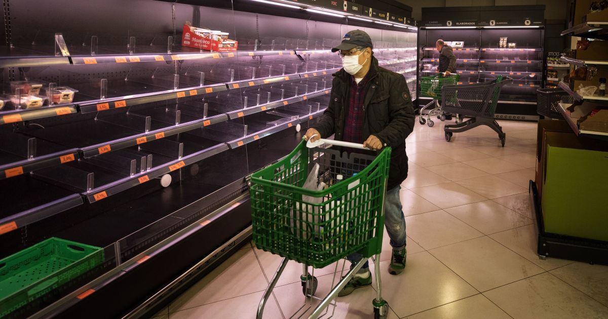 Ходить можно лишь на работу, за продуктами и к врачу. Испания "закрывается" на жесткий карантин