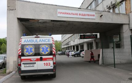 Виставили за поріг, а речі викинули у вікно: в Чернігівській області під лікарнею померла жінка