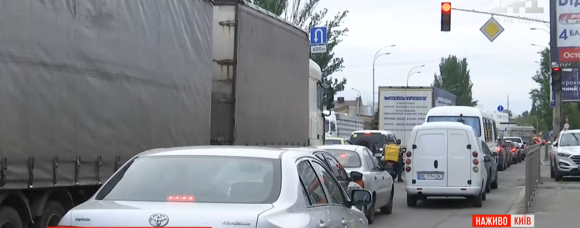 В Киеве несмотря на пробки ограничат движение по нескольким улицам