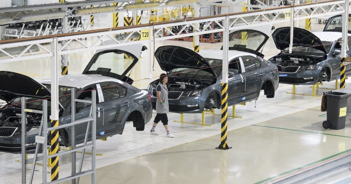 Автопром Украины рухнул на 28%. Какой транспорт выпускали в феврале