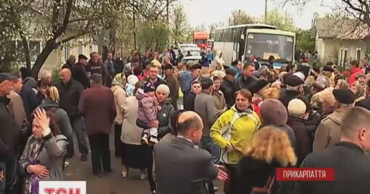 Прикарпатцы перекрыли трассу на курорты, чтобы остановить строительство новой свалки