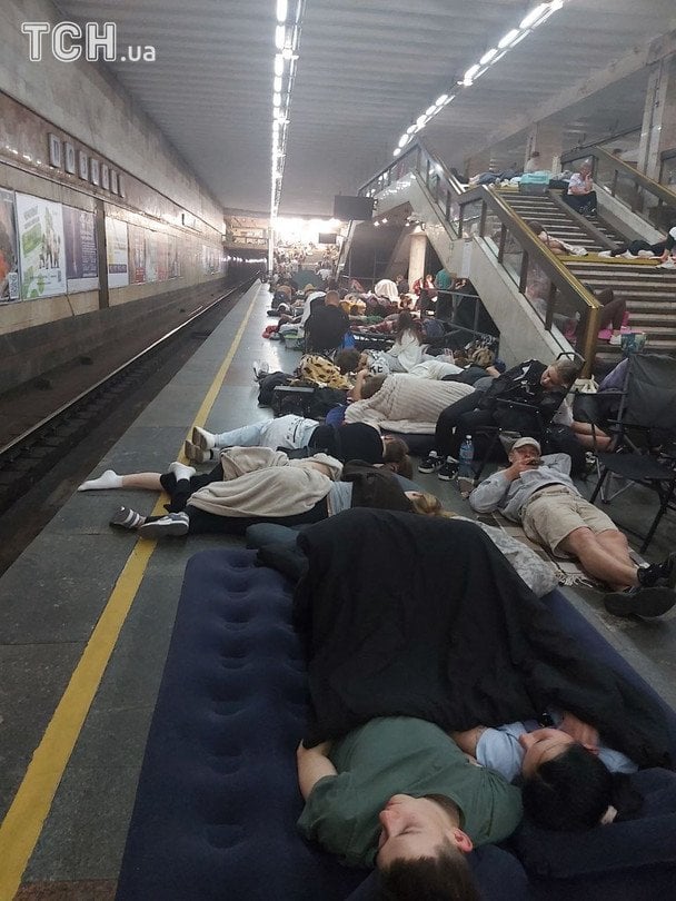 Метро під час ракетних ударів / © ТСН