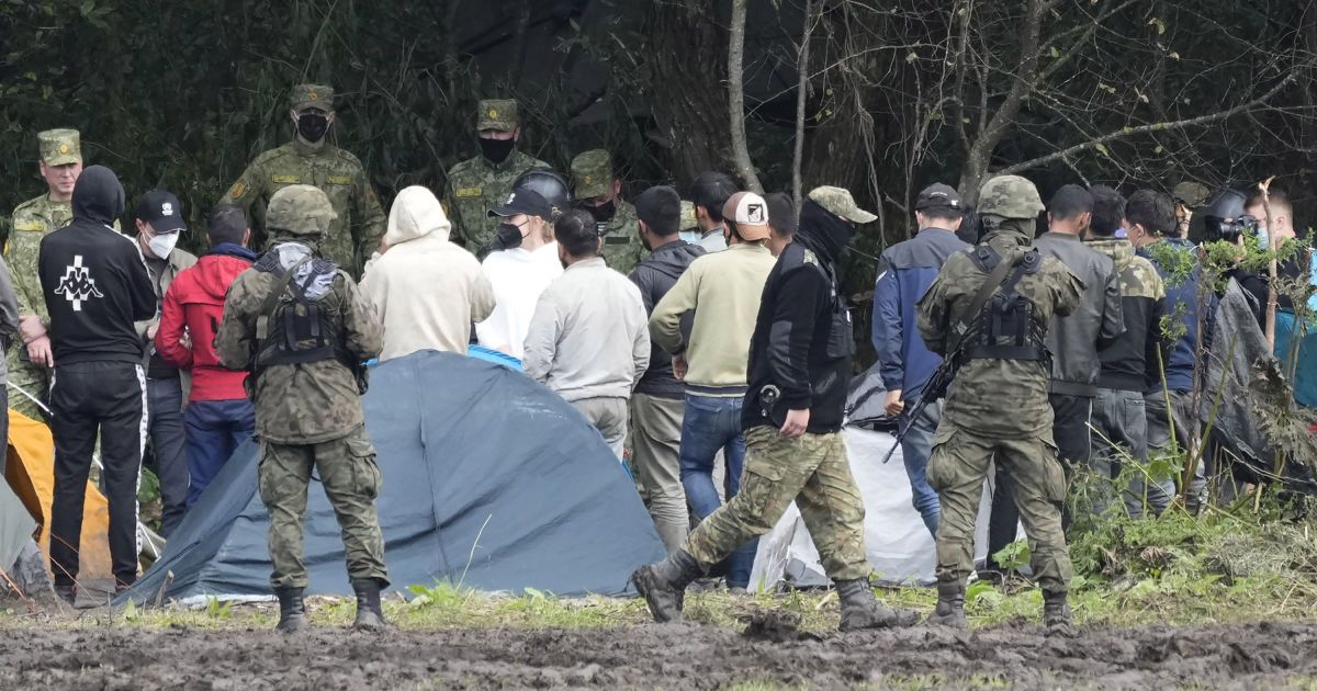 Мигрантский кризис на границе: Британия отправляет в Польшу своих военных