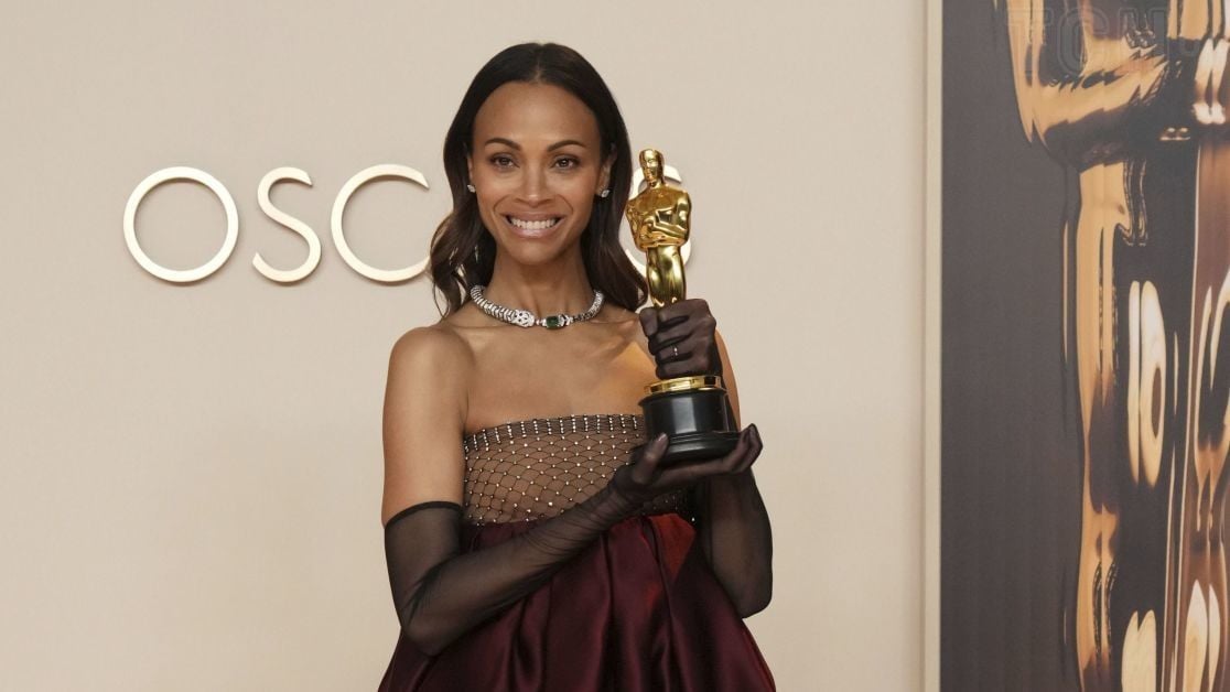 Зои Салдана вышла за "Оскаром" в винном наряде от бренда Saint Laurent -  фото &mdash; Шоу-бизнес