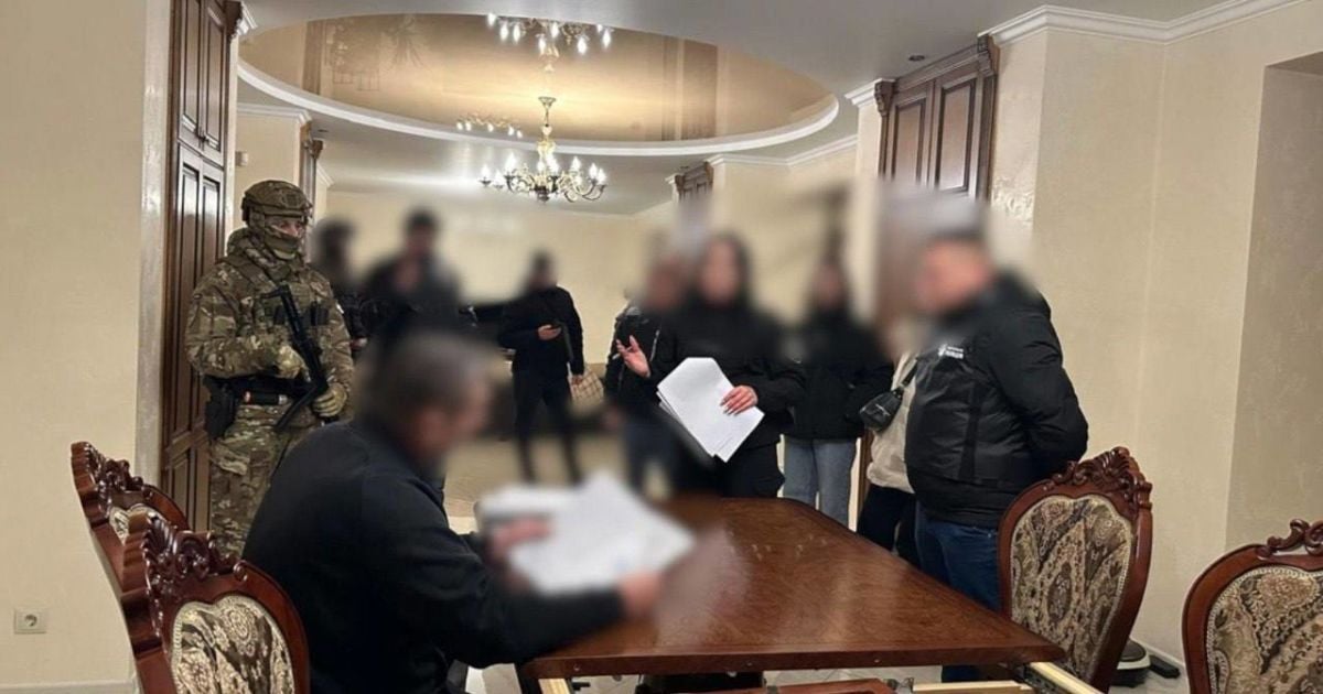 Слідчі дії тривають