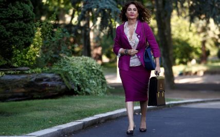 Эффектная и стильная: министр финансов Испании пришла на работу в фиолетовом костюме