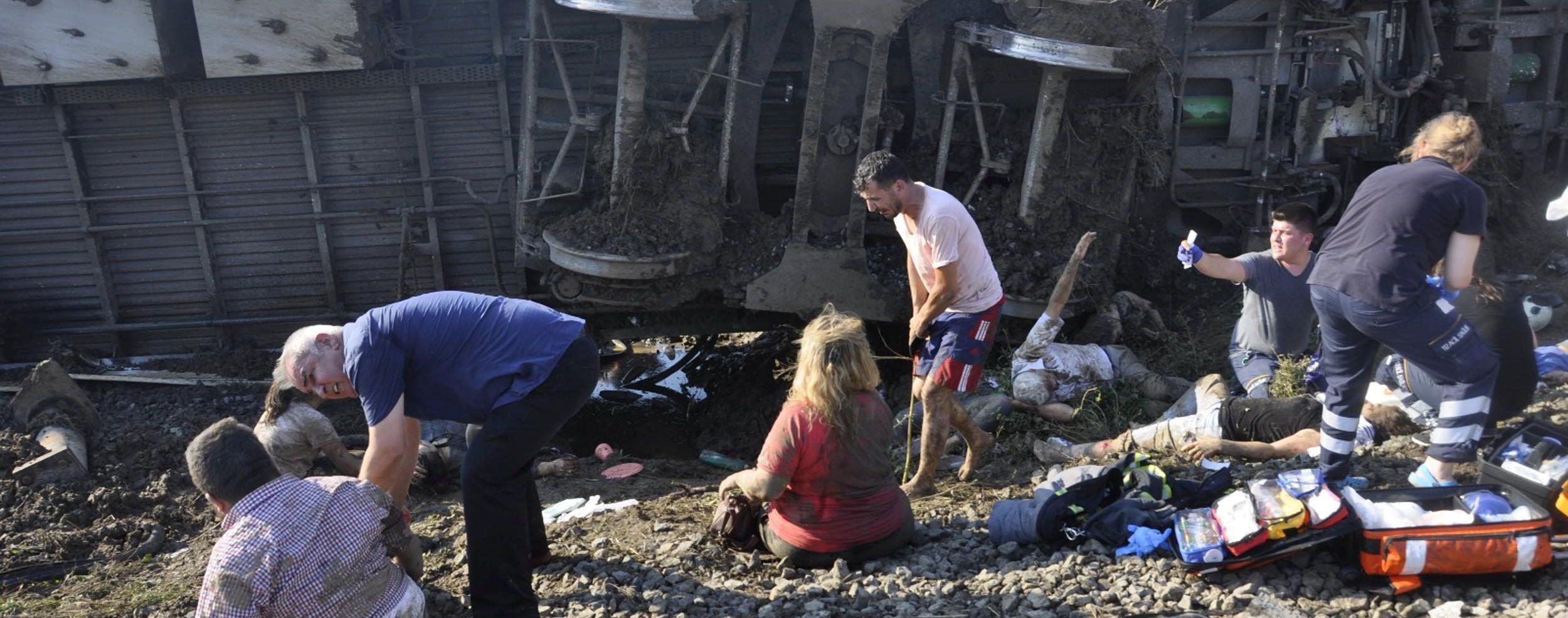 В результате схода поезда с рельсов в Турции погибли 24 человека