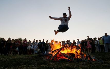 Прыжки через костер и плетение венков. Как в Киеве праздновали Ивана Купала