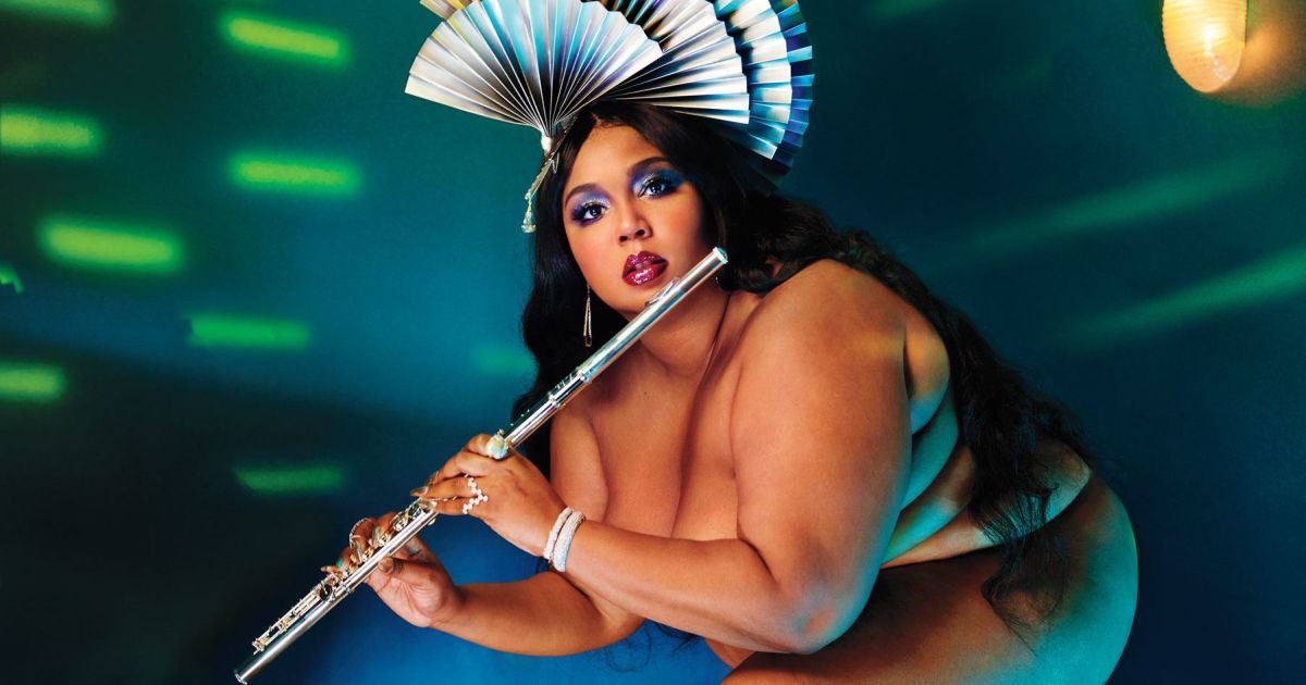 Пышнотелая Lizzo с зелеными волосами эротично позировала топлесс