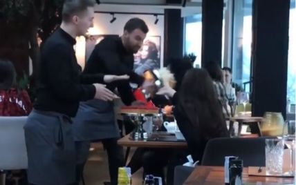 "Не выдержали нервы": в киевском ресторане официант запустил посетительнице тортом в лицо