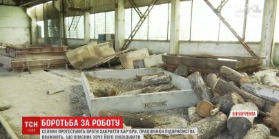 На Вінниччині заблокували бетонними плитами кар'єр, щоб врятувати підприємство від знищення