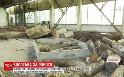 На Винниччине заблокировали бетонными плитами карьер, чтобы спасти предприятие от уничтожения