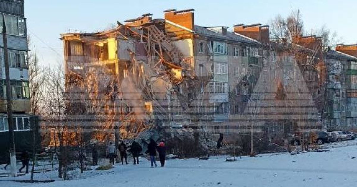 У Росії обвалився під’їзд п’ятиповерхівки: щонайменше 5 загиблих (відео)