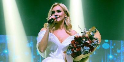 В белом платье с пикантным декольте: Ирина Федишин продемонстрировала образ невесты от украинского бренда