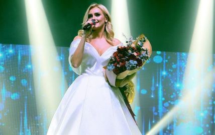 В белом платье с пикантным декольте: Ирина Федишин продемонстрировала образ невесты от украинского бренда