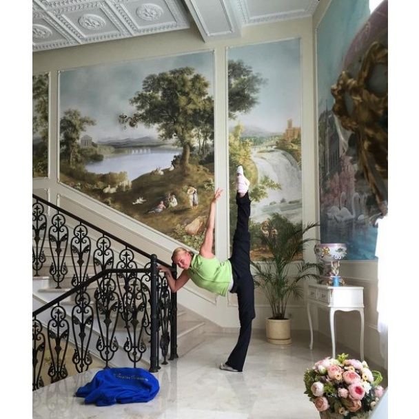 Балерина и ее хоромы: Анастасия Волочкова показала, как должен выглядеть дом