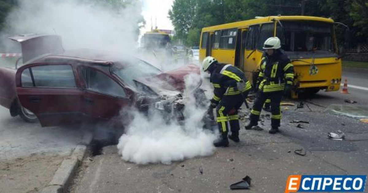 В Киеве Opel мощно протаранил маршрутку с пассажирами