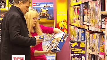 Украинцы покупают дорогие подарки к Новому году