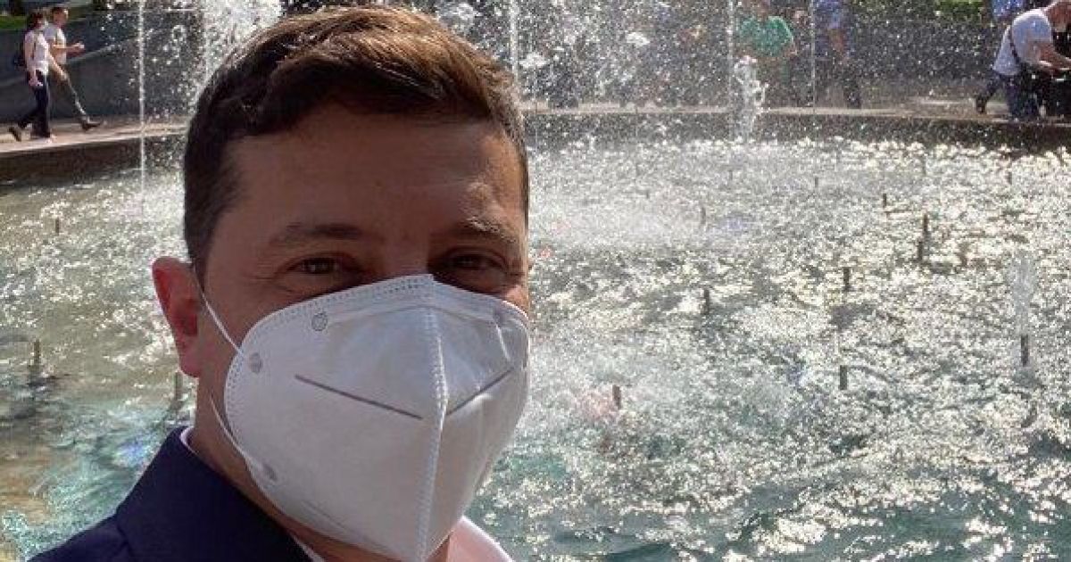 Зеленский погулял Черниговом и сделал селфи возле фонтана