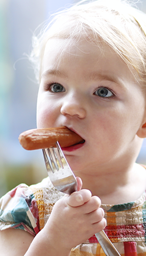 Кормить или не кормить: эксперты рассказали, как правильно выбрать колбасу для ребенка
