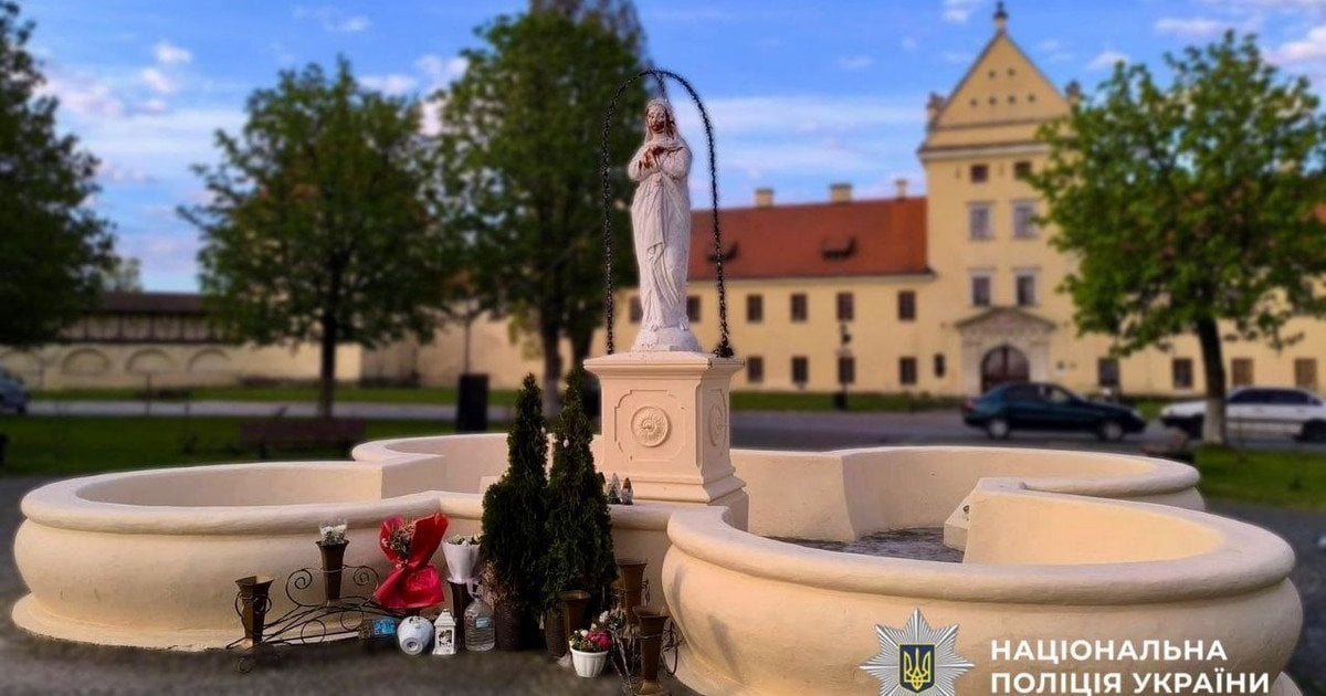 Забруднена фігура Матері Божої у Жовкві