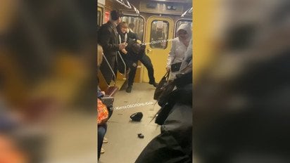 У метро Києва поліцейського залили перцевим газом