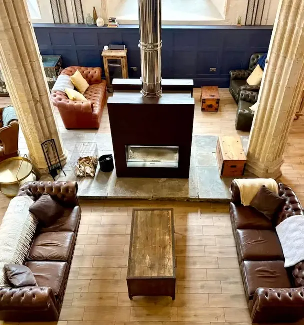 Подружжя перебудувало церкву на будинок і знайшло 83 тіла, поховані під підлогою.  / © dailystar.co.uk