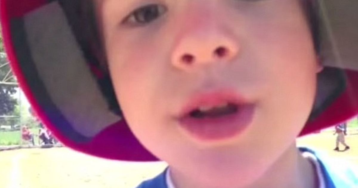 6-летний бейсболист остановился посреди важной игры, чтобы сказать папе: "Я люблю тебя"
