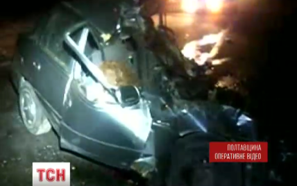На трассе Киев-Харьков лоб в лоб столкнулись грузовик и легковушка