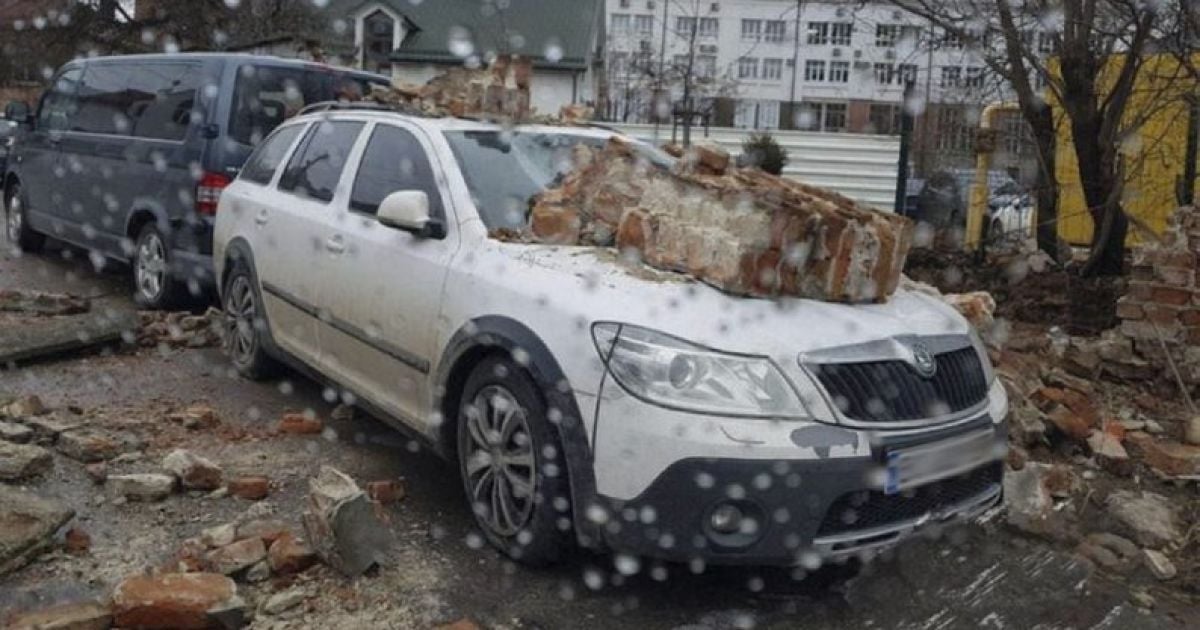 Повалені дерева, обірвані електродроти та відсутність світла: де в Україні негода наробила лиха 