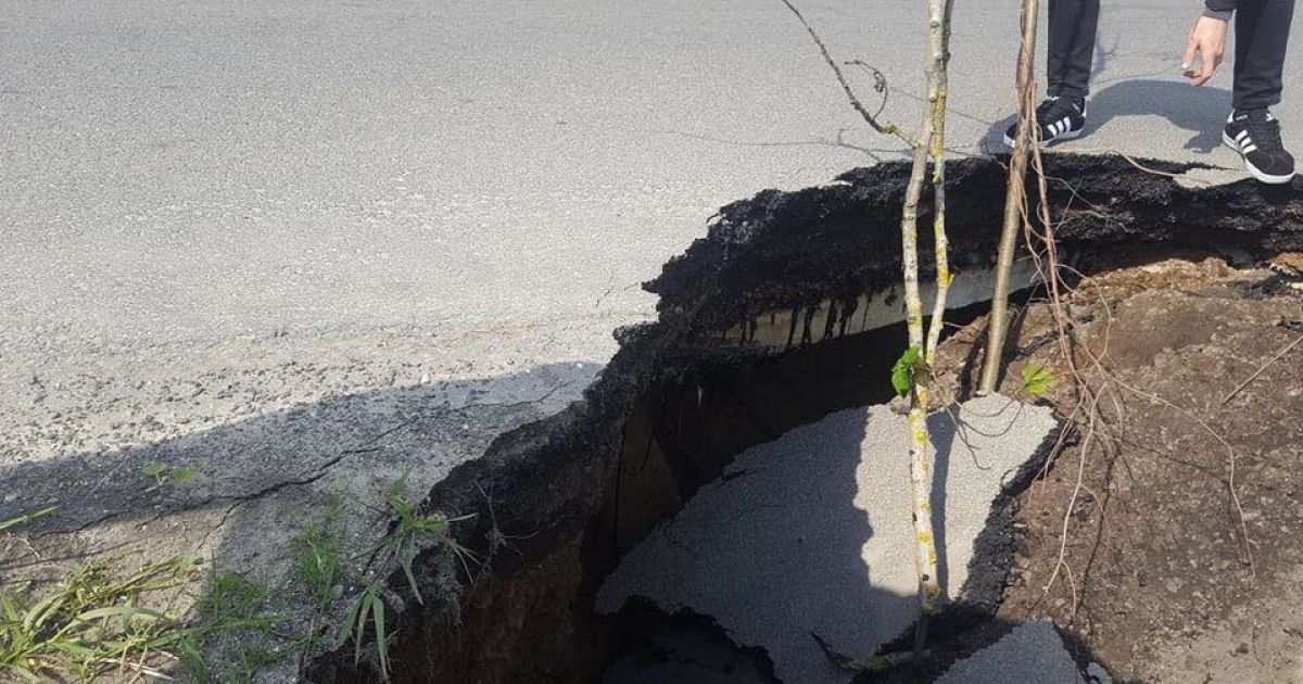 У Львівській області утворилося посеред мосту величезне провалля
