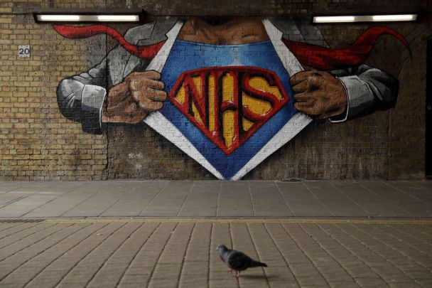 Лондон, Великобритания. На костюме супермена надпись NHS - Национальная служба здравоохранения страны / © Associated Press