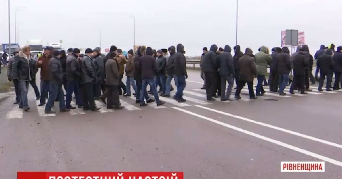 Міліціонери на пенсії більше години блокували трасу Київ-Чоп через гроші