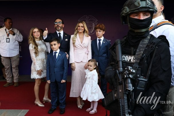 Новообраний президент Колумбії з родиною / © Associated Press