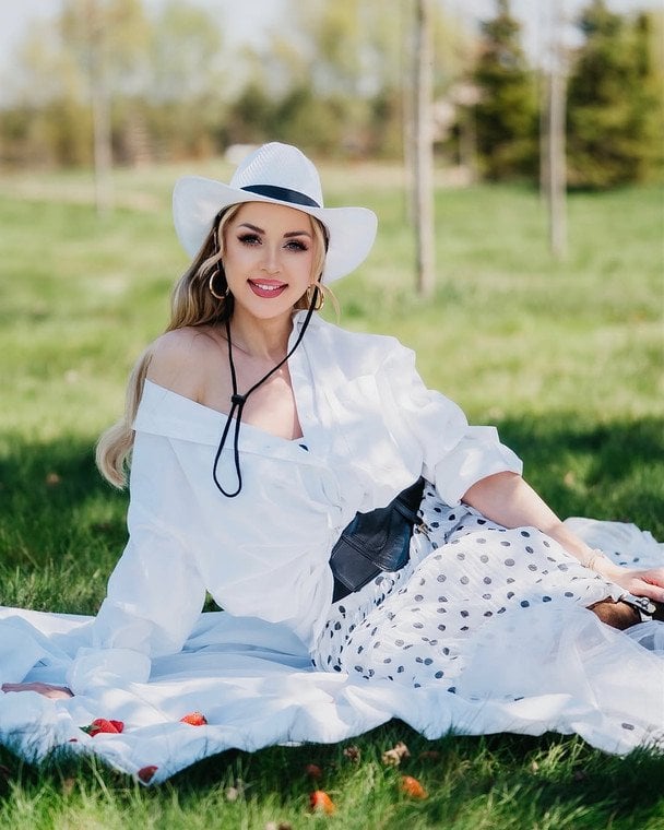 45-річна Наталія Валевська з каблучкою на руці натякнула на заручини: "Природний розвиток стосунків"