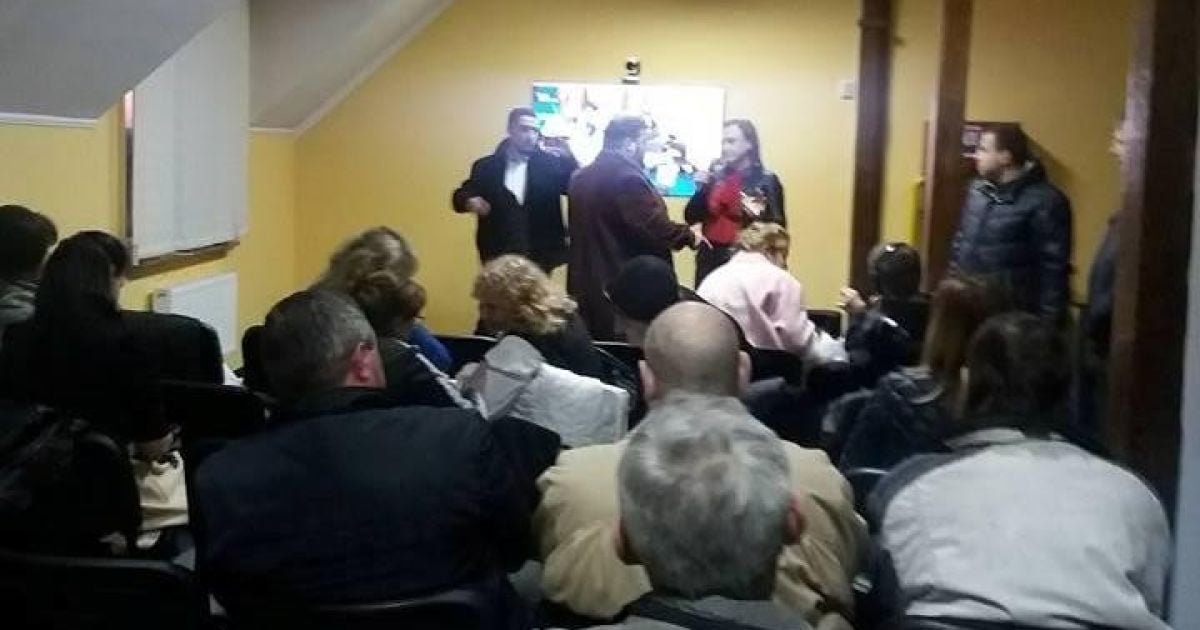 Під Рівному активісти зірвали збори прихильників партії соратника Януковича