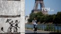 Напомнил о расизме и проблемах миграции: таинственный Бэнкси разрисовал Париж новыми граффити