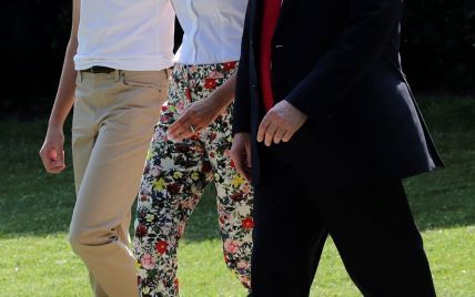 В брюках с цветочным принтом и ярких туфлях: стильный образ Мелании Трамп