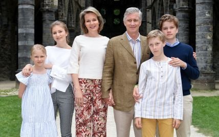 Бельгийская королевская семья на отдыхе: королева Матильда продемонстрировала стильный летний образ