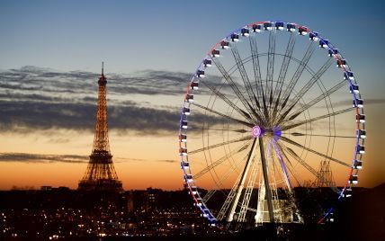 В Париже начали демонтаж колеса возле Эйфелевой башни