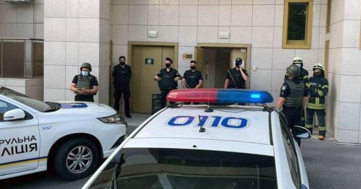 Стрілянина у Києві: зловмисник зачинився і підпалив квартиру