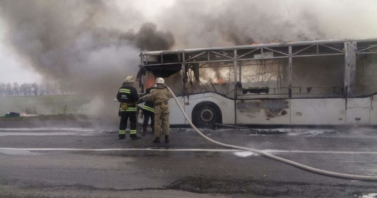 На Вінниччині під час руху загорівся пасажирський автобус_1 / © ГУ ДСНС у Києві