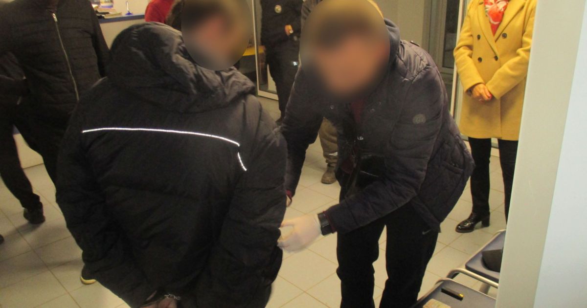 Во Львовской области мужчина устроил стрельбу в кафе и ранил посетителя: фото