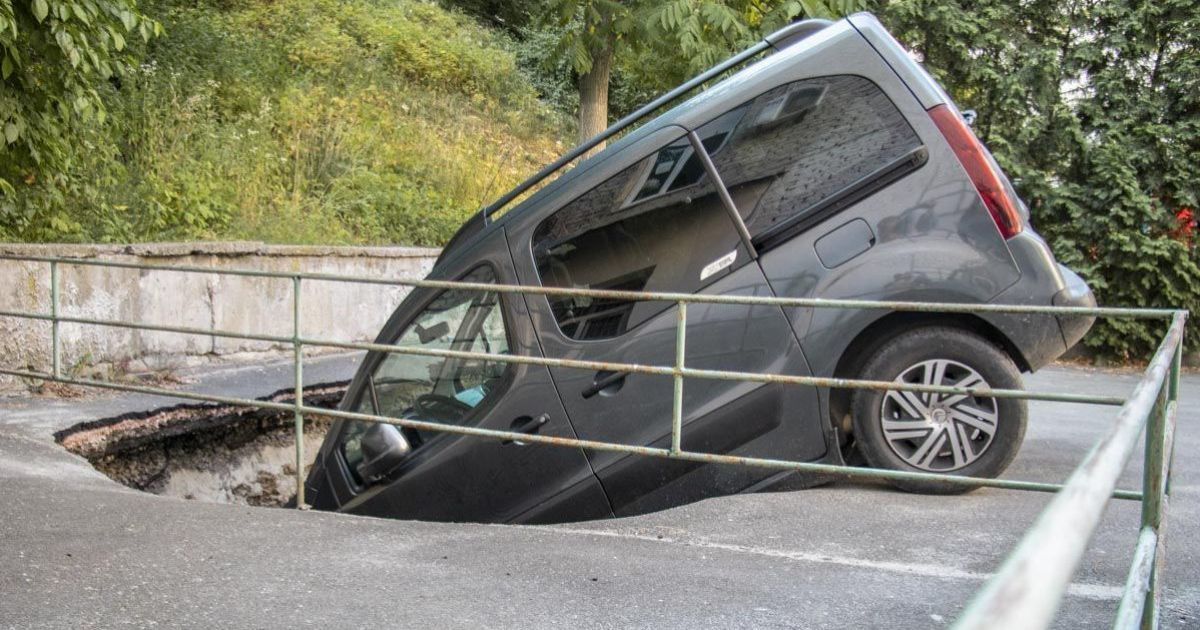 У центрі Києва автомобіль провалився під асфальт