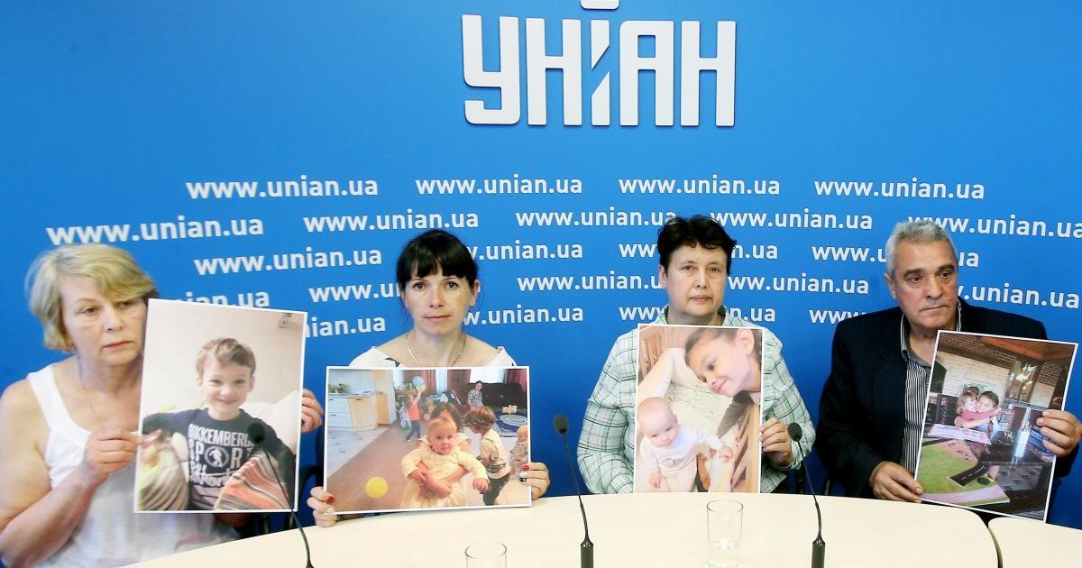 Родители задержанной в Грузии украинки с 10 детьми просят Зеленского о помощи